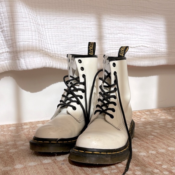 Doc Martins in WHITE - size 7 - minimal scuffs - Picture 1 of 3